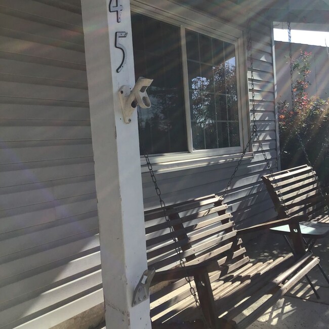 Building Photo - 3 Bedroom Home - Move in Special $200.00 o...