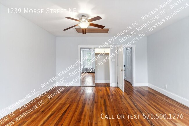 Building Photo - Charming 2-level 3Bd/1.5Bth TH W/Parking! ...