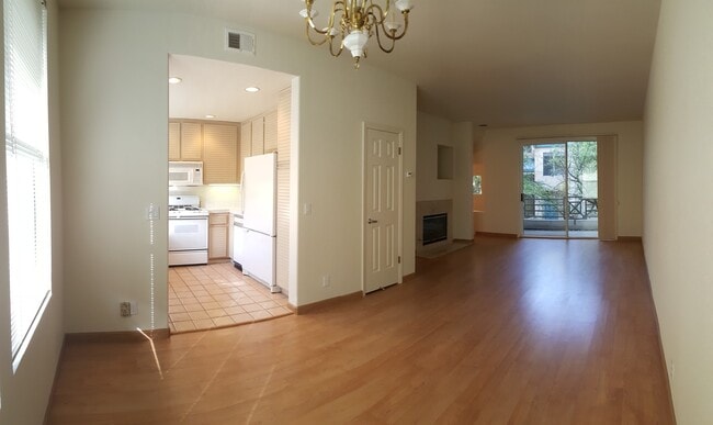 Building Photo - Rare Villagio 2 level townhome with garage and balcony, plus Den