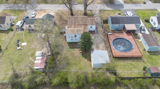 Building Photo - 6627 Hilton Dr
