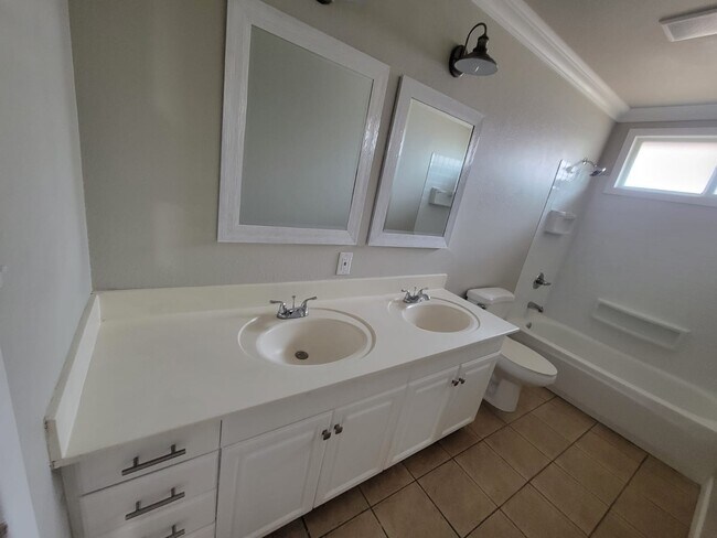 Building Photo - 149 E Riviera Dr