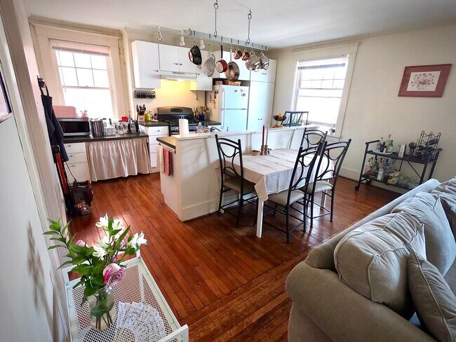 Building Photo - 456 S Graham St