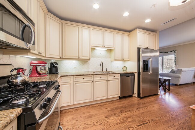 Building Photo - 1021 Peterson Ave