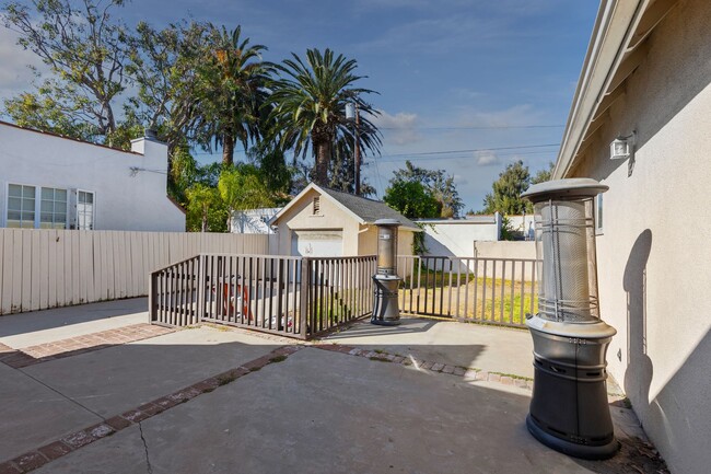 Building Photo - Spacious 4 BR 3 BA Home in Prime West L.A.
