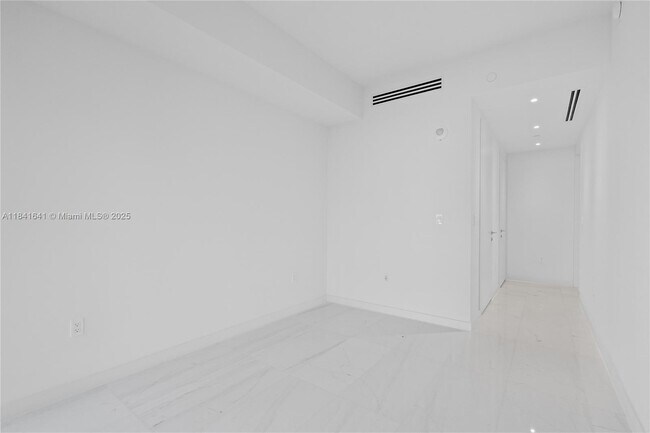 Building Photo - 300 Biscayne Blvd Way