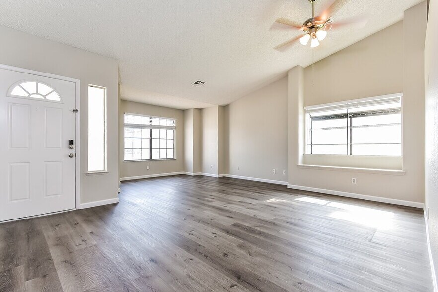 Building Photo - 3601 Uranus Dr
