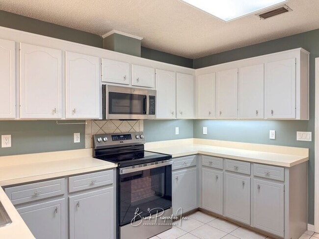 Building Photo - 6337 Summer Lakes Ln