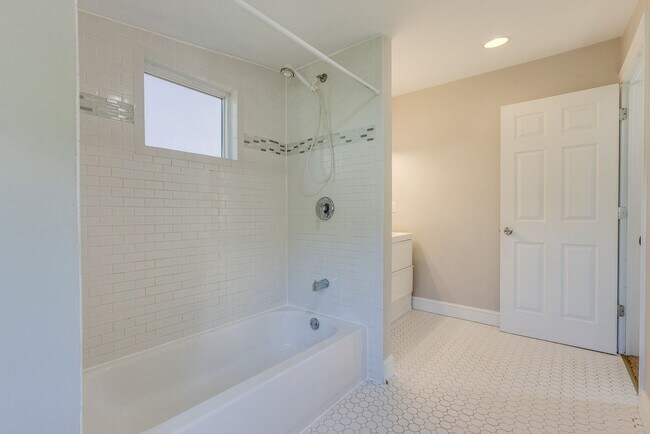 Building Photo - Available MAY 2026 - 2 Bedroom, 2 Bath Home w/ CRAZY City Views!