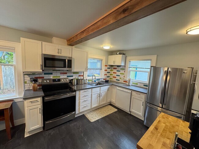 Building Photo - Charming Short Term Rental - 1-6 Month Lease