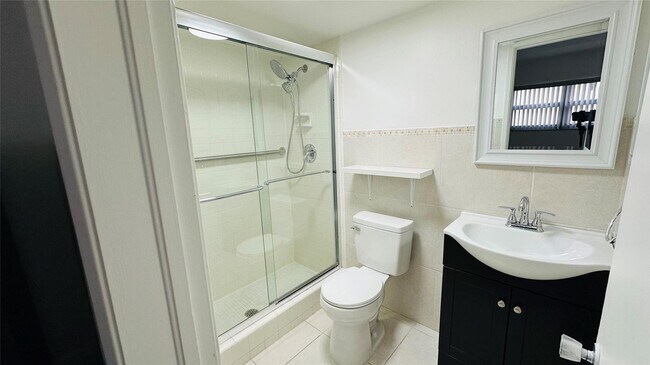 Building Photo - 651 Pine Dr