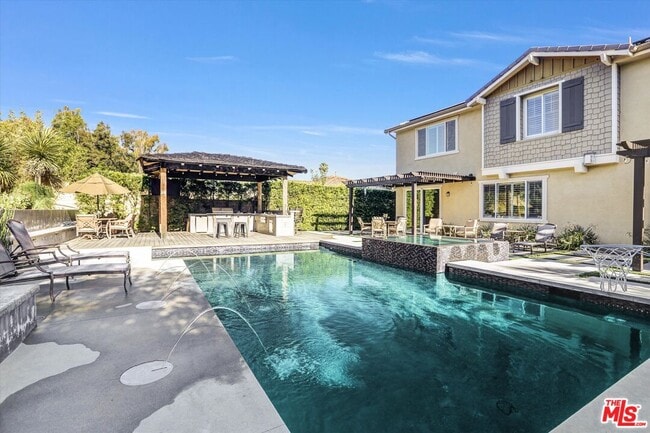 Building Photo - 577 Comet Ave