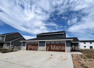 Building Photo - 3112 Noble Dr
