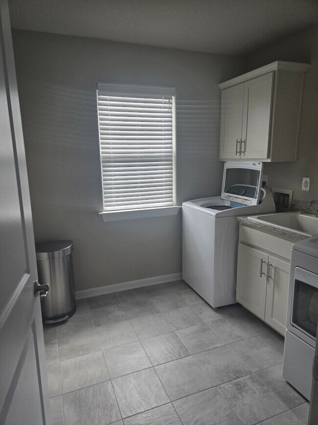 Building Photo - Beautiful model home end unit
