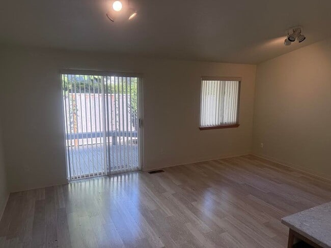 Building Photo - **Half off second month's rent**