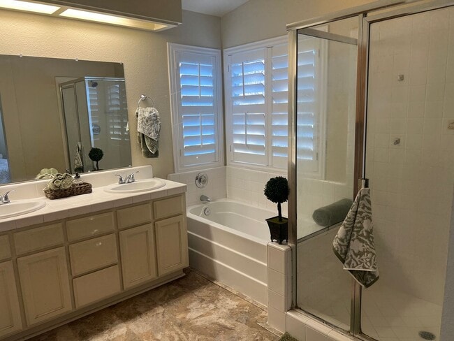 Building Photo - Charming Home in Las Palmas Community