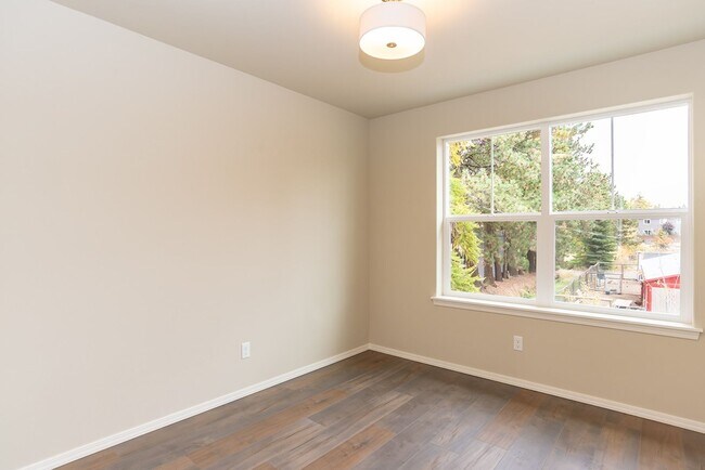 Building Photo - End-Unit Townhome in Desirable Midtown Neighborhood