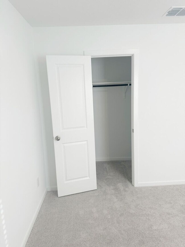 Building Photo - Stunning 3 Bed 2 Bath home for Rent