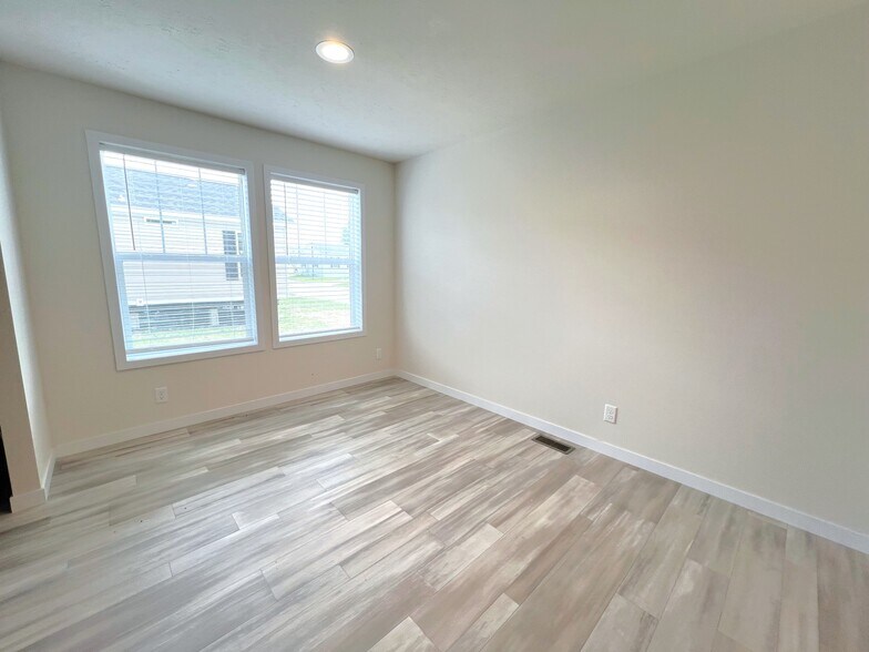 Building Photo - 5355 Coventry Dr