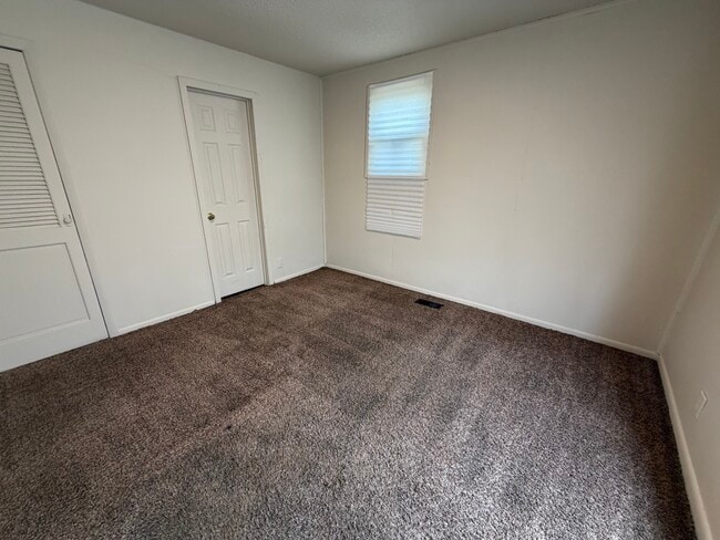 Building Photo - 601 W Woodbury St