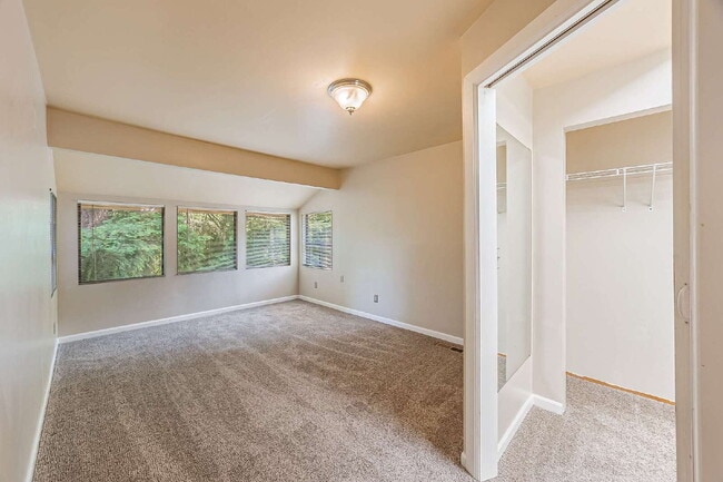 Building Photo - Five-bedroom in Kent, Scenic Hill Neighbor...