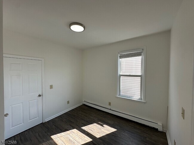 Building Photo - 145 Smith St