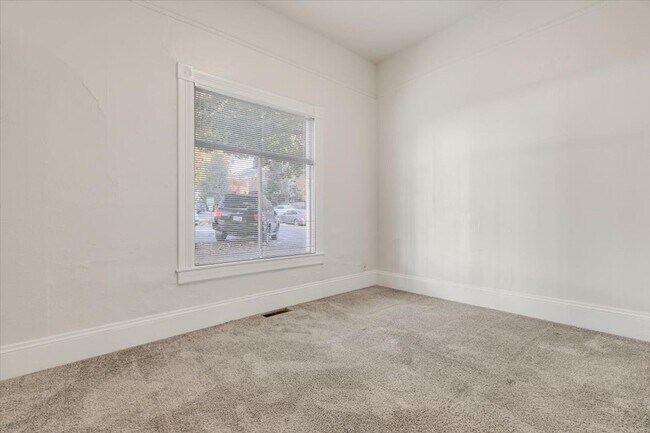 Building Photo - Beautiful 3 Bedroom Duplex Located in Goose Hollow!