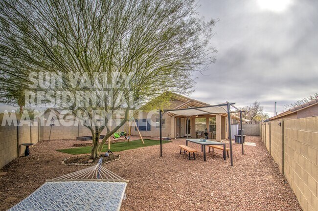 Building Photo - 17526 W Coyote Trail Dr
