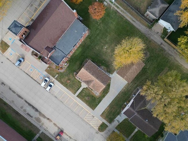 Building Photo - 405 E 5th St