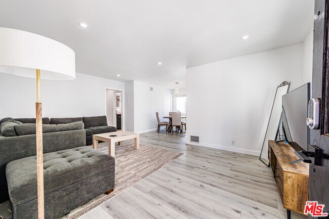 Building Photo - 722 Lincoln Blvd