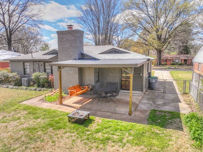 Building Photo - Colonial Acres East Memphis cutie! 3 bedrooms and tons of updates! Appliances included.