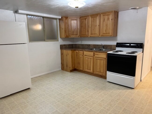 Building Photo - 2405 Sunset Dr