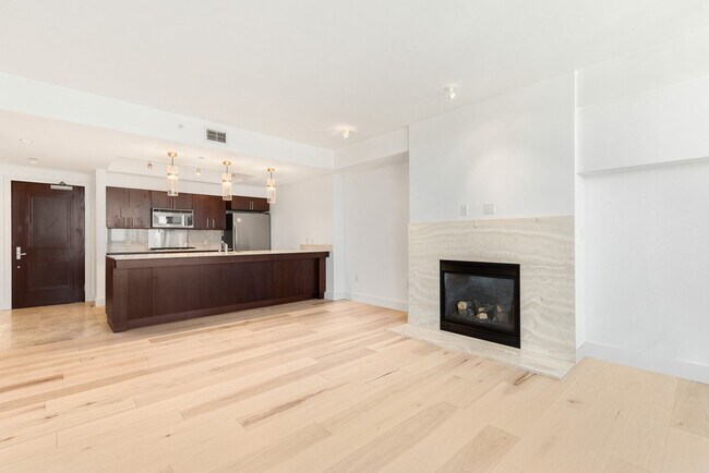 Building Photo - 650 Bellevue Way NE