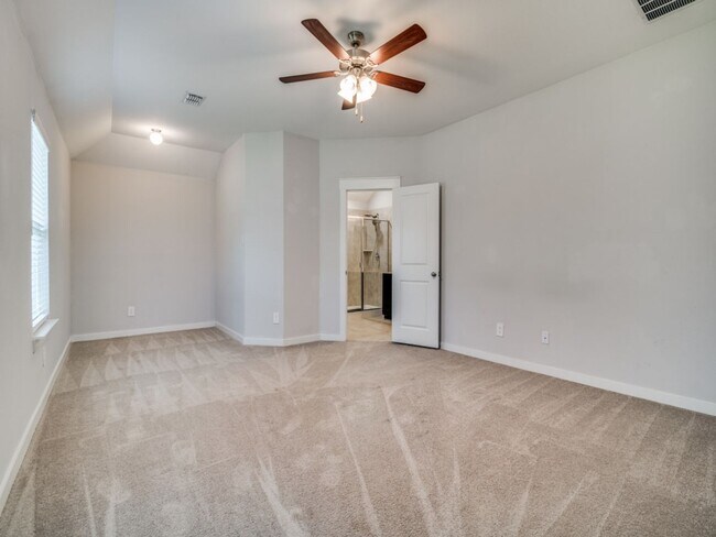 Building Photo - Location is everything  This 4/2 Has it!
