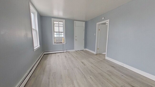 Building Photo - 1st Floor Apartment *MOVE IN SPECIAL*