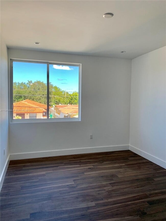 Building Photo - 2852 SW 32nd Ct