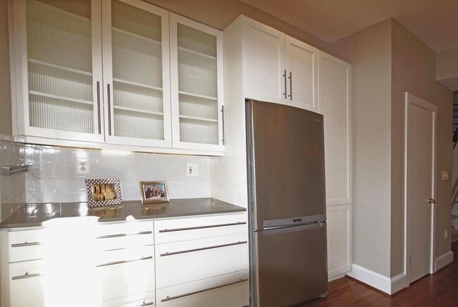 Building Photo - 307 9th St SE