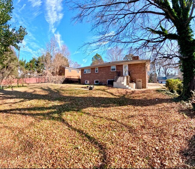 Building Photo - Beautiful 3 Bed 2 Bath Home Located In Greensboro