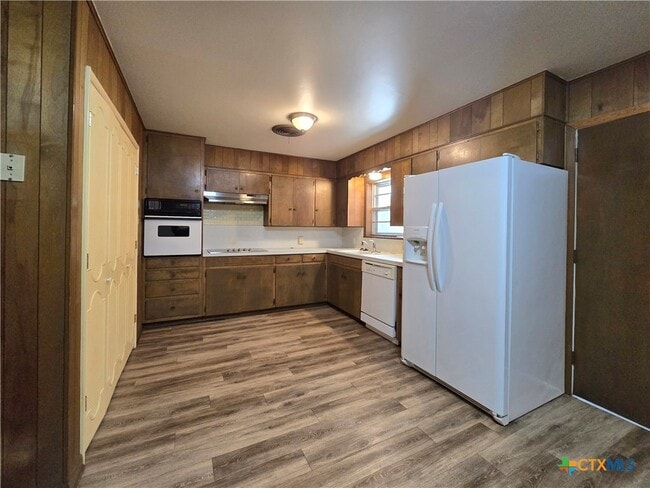 Building Photo - 1401 W Ave B