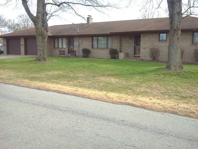 Building Photo - 403 Oak St
