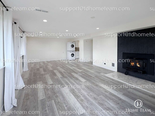 Building Photo - Bottom Unit Duplex with Private Patio and ...