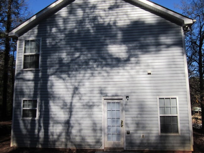 Building Photo - ALMOST NEW 4BEDROOM/3BATH HOME ON CORNER L...