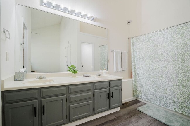 Building Photo - Gorgeous 3 Bed / 4 Bath Townhome in Centen...