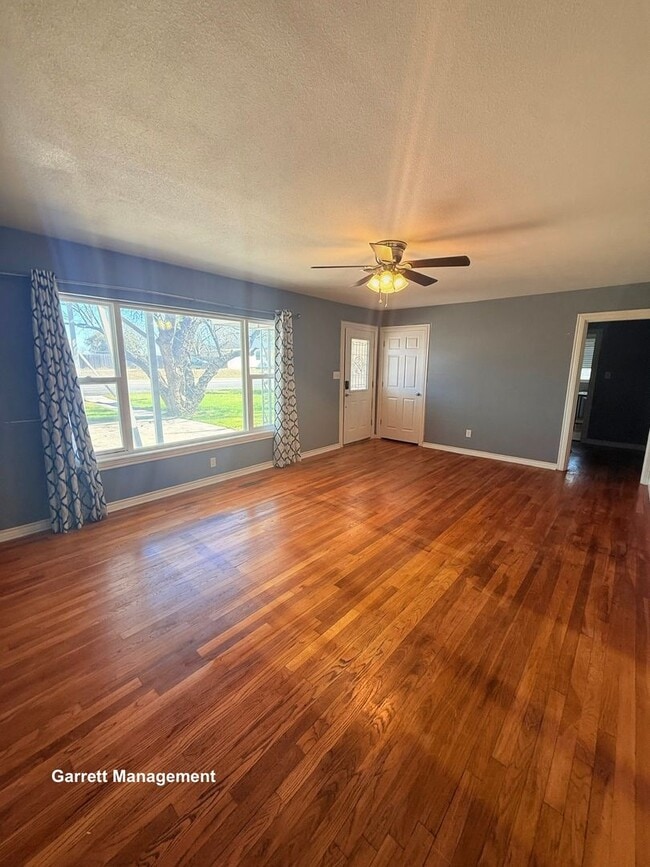 Building Photo - Spacious 5 Bedroom, 3 bath