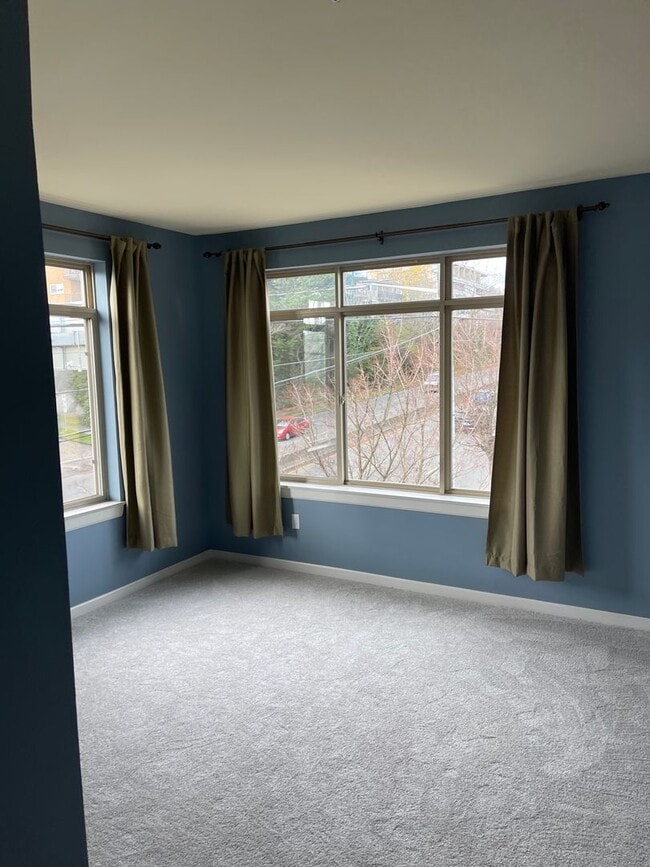 Building Photo - Updated Condo with Parking for One, Great Location and Communal Roof-top Deck!!