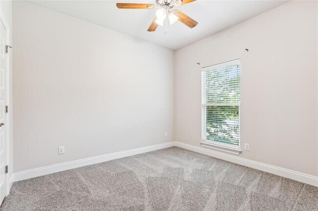 Building Photo - 856 Linlen Ave