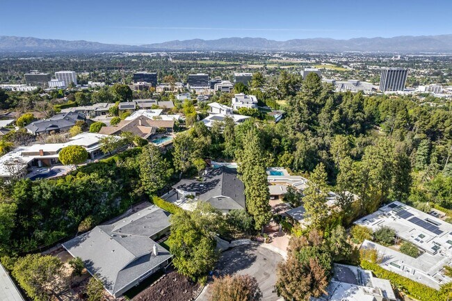Building Photo - 16105 Clear Oak Dr