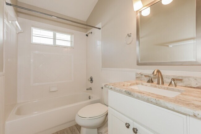 Building Photo - 2010 Berry Lake Dr