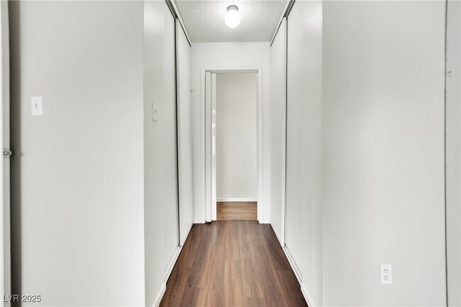 Building Photo - 1417 Hialeah Dr