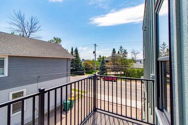 Building Photo - AVAILABLE JULY - Renovated Luxury 1 bed/1 bath Home on PARK POINT