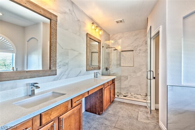 Building Photo - 275 Spectacular St
